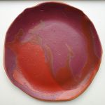 Glazuurexperiment op handgevormd bord